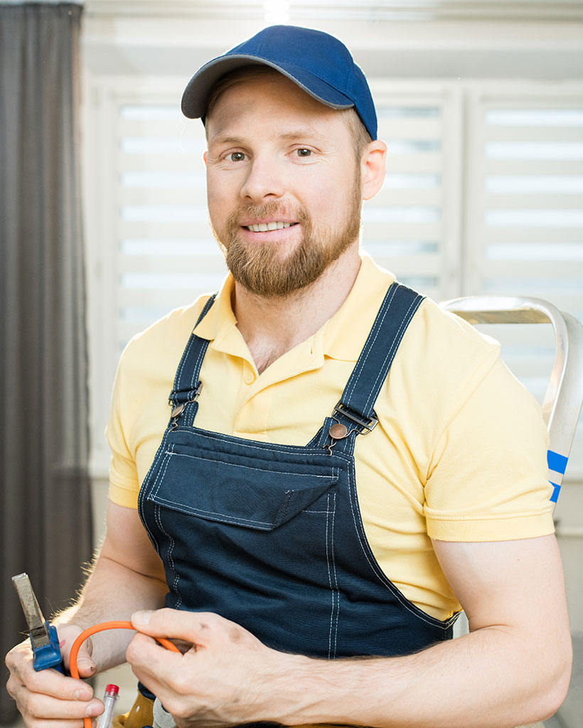 positive-electrician-repairing-wires-in-flat-XUD8FWE.jpg